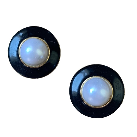 Vintage ANN TAYLOR Black Enamel Gold Plated Faux Pearl Clip On Earrings Jewelry - Picture 2 of 5